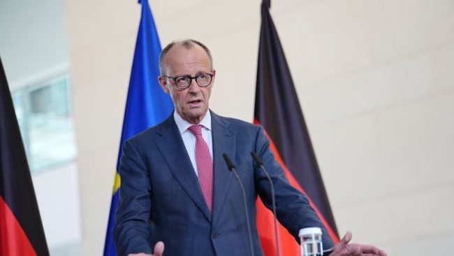 МЕРЦ ТРЕБА ДА ЈА ПОПРАВИ СВОЈАТА РАСИПАНА ДРЖАВА, А НЕ ДА НИ СЕ МЕША ВО ИРАН, КАЖА ТРАМП