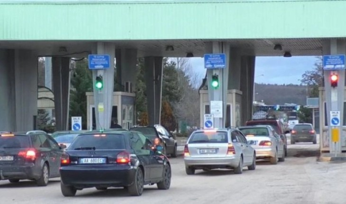 ПО ПОЕВТИНИ ГОРИВА ВО МАКЕДОНИЈА: Од Албанија доаѓаат во Струга за да наполнат резервоар и да набават прехранбени продукти