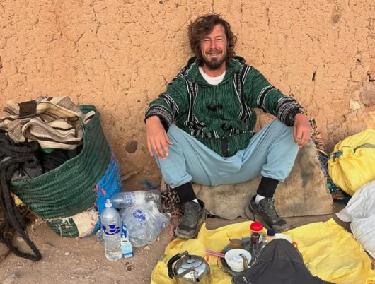 Поранешниот светски број еден талка низ пустина и спие во шатор: Наш дом – мајка природа