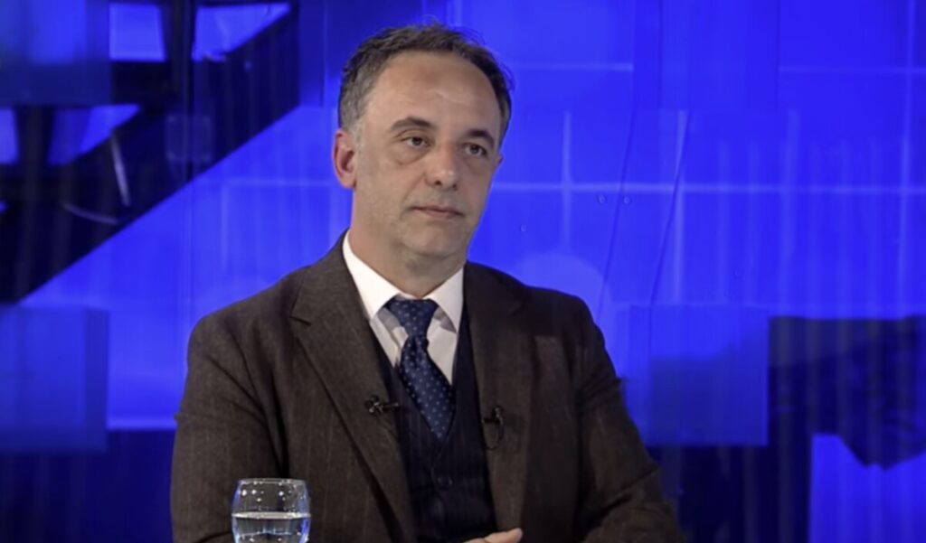 „Фетаи зема плата, но не оди на работа“ – Алиу: По 9 мај ќе бидеме пример како може да се функционира поинаку