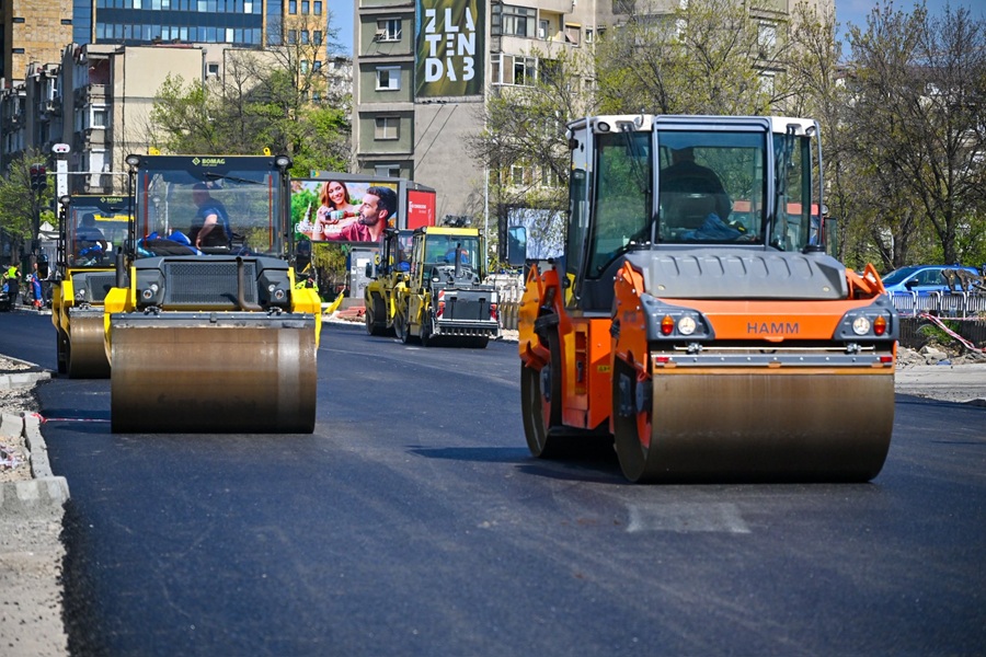 Се поставуваат последните слоеви асфалт на Стара Рампа до семафорите кај Црвениот Крст