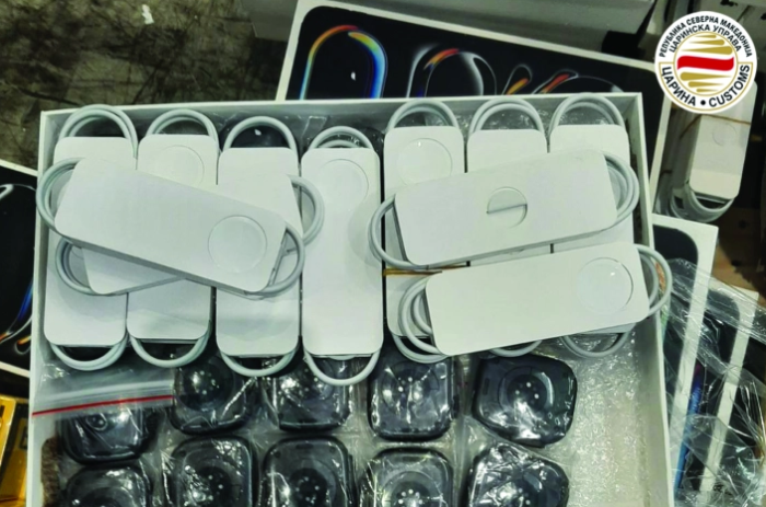 ЦУ: Запленети скапи „Ејпл“ часовници заменети со евтини копии, оригиналите пронајдени при претрес на скопска мобилара, кривична пријава против осум лица