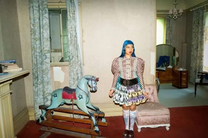 Новата песна Song For Girl From Macedonia од бендот A Place To Bury Strangers е посветена на девојка која била прегазена додека поминувала улица