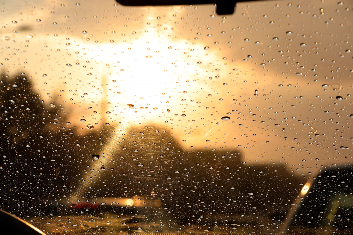 Облачно со сончеви периоди, во источните делови дожд и грмежи, температурата до 18 степени