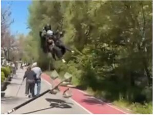 (ВИДЕО) За „влакно“ избегната трагедија во Охрид: Параглајдерист за малку ќе удреше во мајка и дете