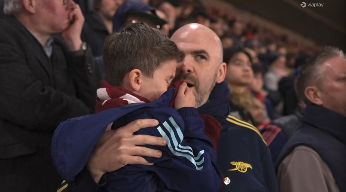 Најтажната слика од „островот“: Млад навивач заплака по елиминацијата на Арсенал (ВИДЕО)