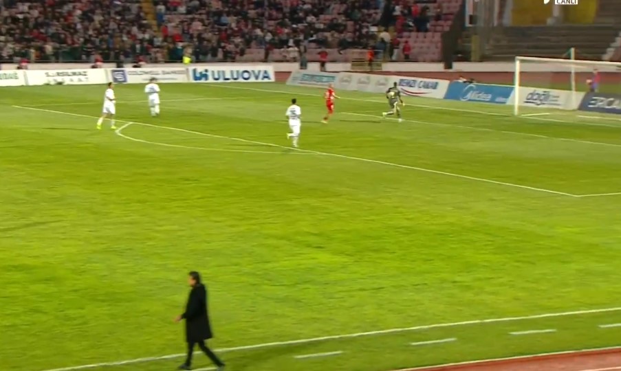 Комедија во Турција: Голман направен бизарен кикс (ВИДЕО)