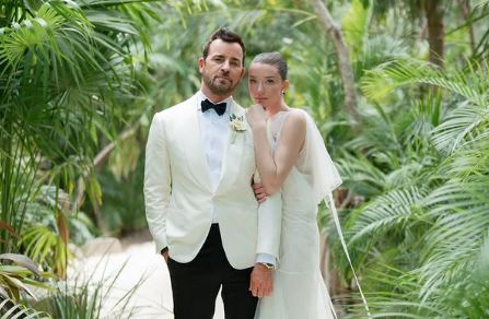 (Фото) Поранешниот сопруг на Џенифер Анистон го доби првото дете со 22 години помладата сопруга 