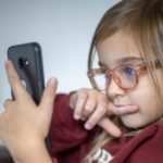 Гризење нокти – зошто вашето дете го прави тоа и како да му помогнете