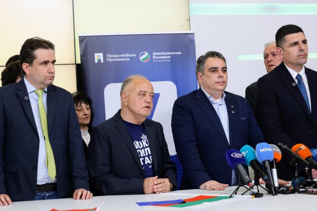 Опозициската коалиција во Бугарија ПП-ДБ се подели на две групи