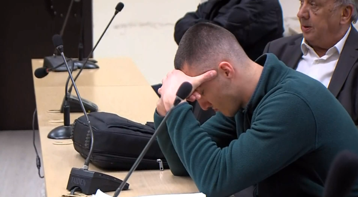 Нови снимки: Стојанче среде судски комплекс ја тепа Ивана, полицијата на два пати доаѓа и си оди