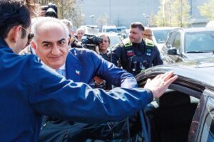 (ВИДЕО) Реза Пахлави е полиен со црвена течност во Берлин