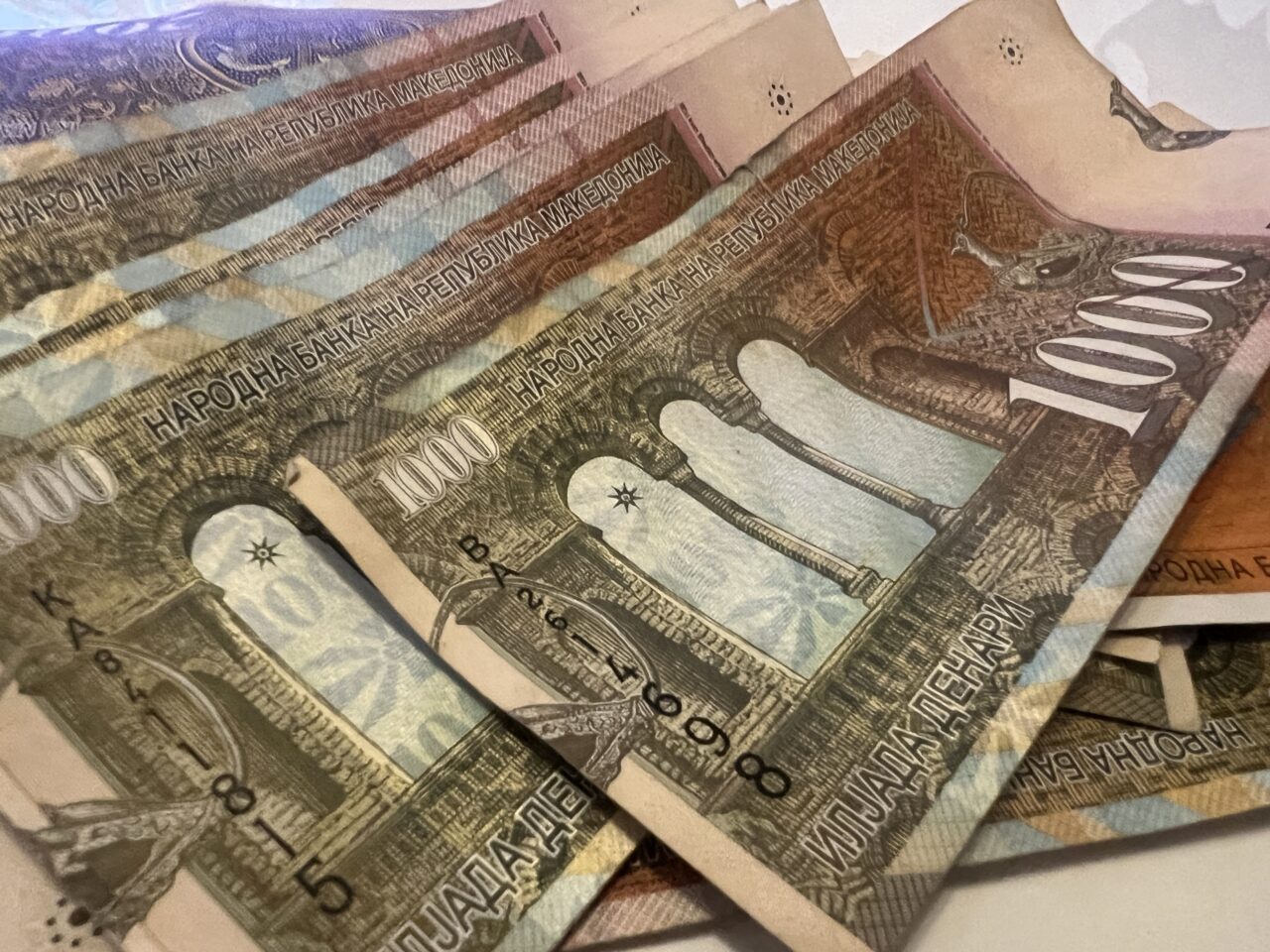 РАСТЕЛА ПРОСЕЧНАТА ПЛАТА: Во февруари 2026 година просечната месечна исплатена нето-плата изнесуваше 46.159 денари