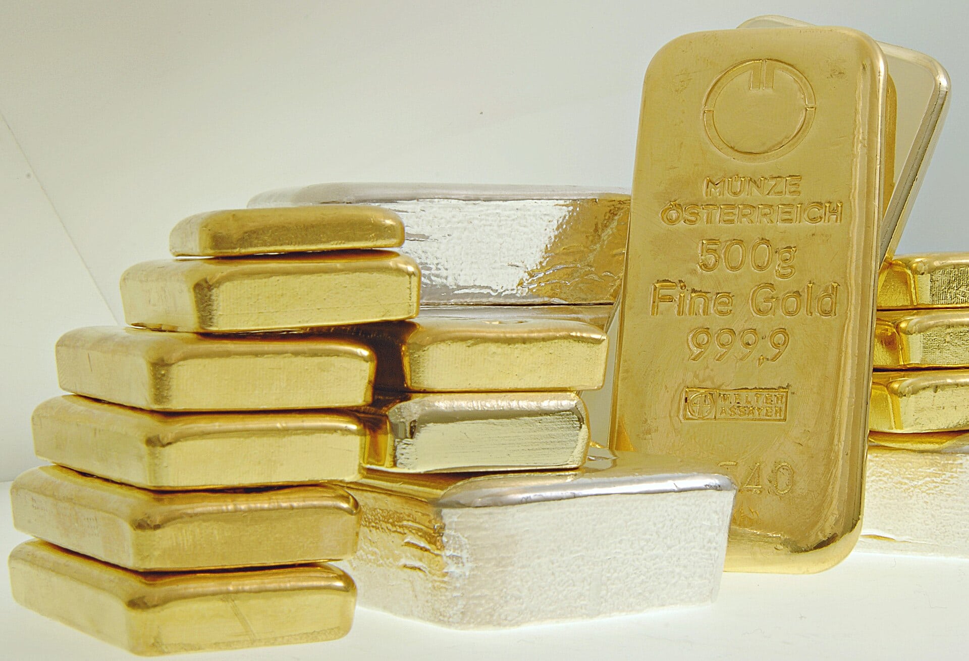 ЗЛАТОТО ДО СЕГА ПАЃАШЕ, НО ЕКСПЕРТИТЕ ПРЕДУПРЕДУВААТ: Подгответе се за нов пораст на цените на благородните метали