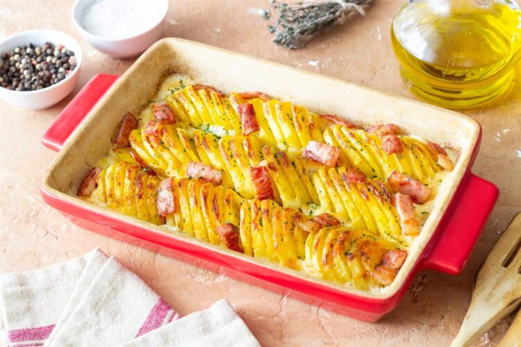 РЕЦЕПТ НА ДЕНОТ: Печени компири со кашкавал и сланина