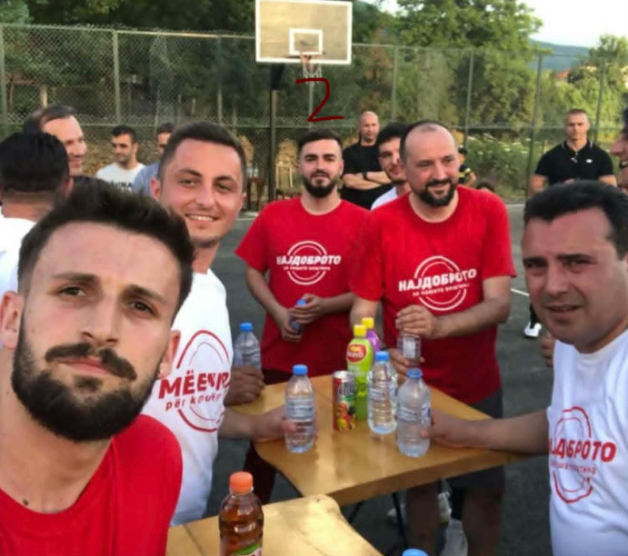 ДРУЖЕ ЗАЕВ „МИ ТИ СЕ КУНЕМО“: Другарот на Заев и Спасовски главен меѓу „загрижените студенти“ кои со албански знамиња УЧК, УЧК…