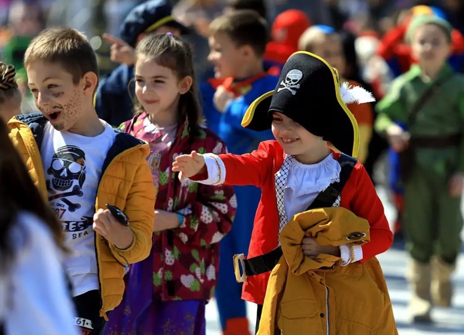 Први април – Ден на шегата: Скопје во знакот на хуморот, маските и карикатурата