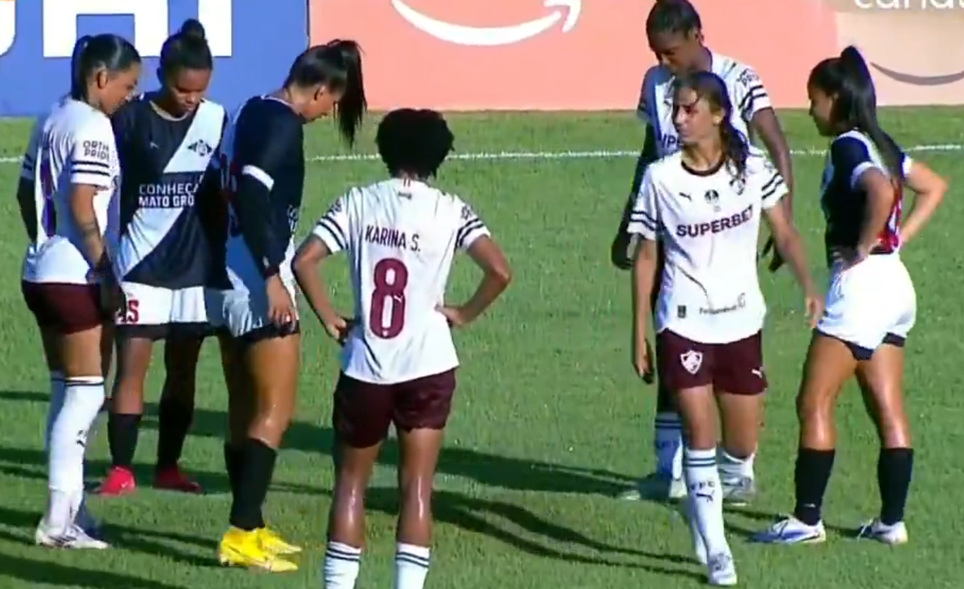 Необична сцена во Бразил: Меч беше прекинат откако се надува теренот (ВИДЕО)