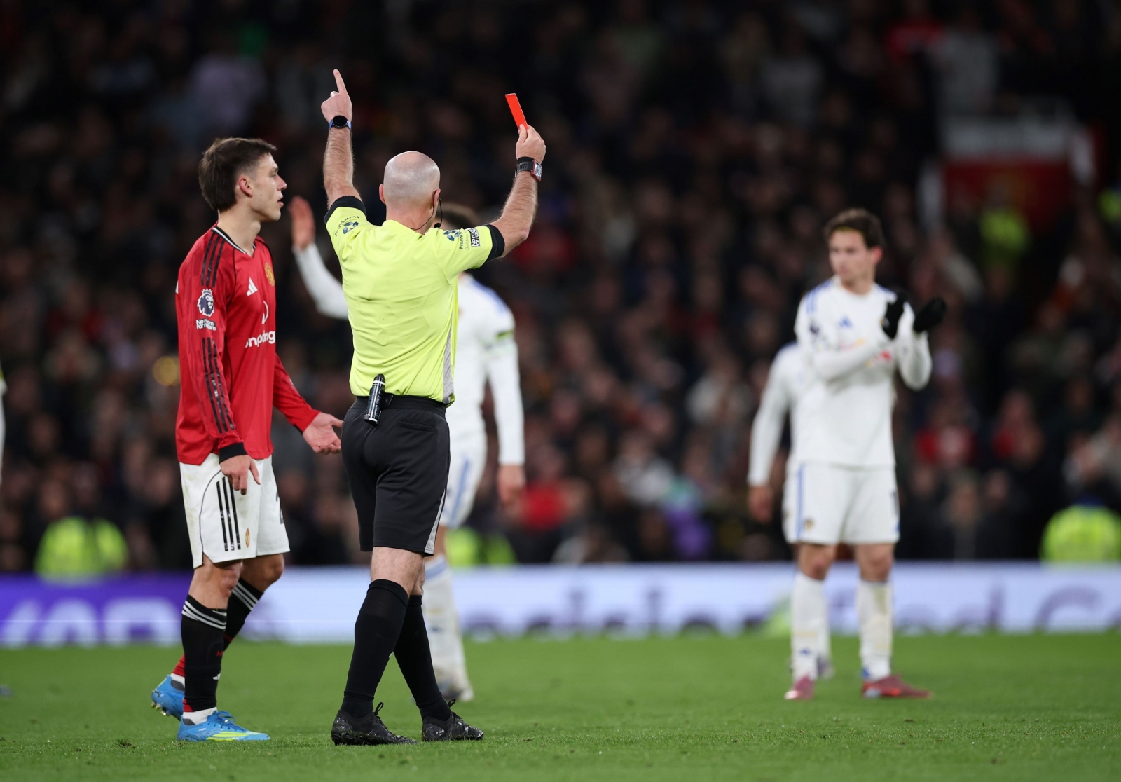 Најбизарниот црвен картон во Премиер лигата: Лисандро исклучен поради – кубење за коса (ВИДЕО)