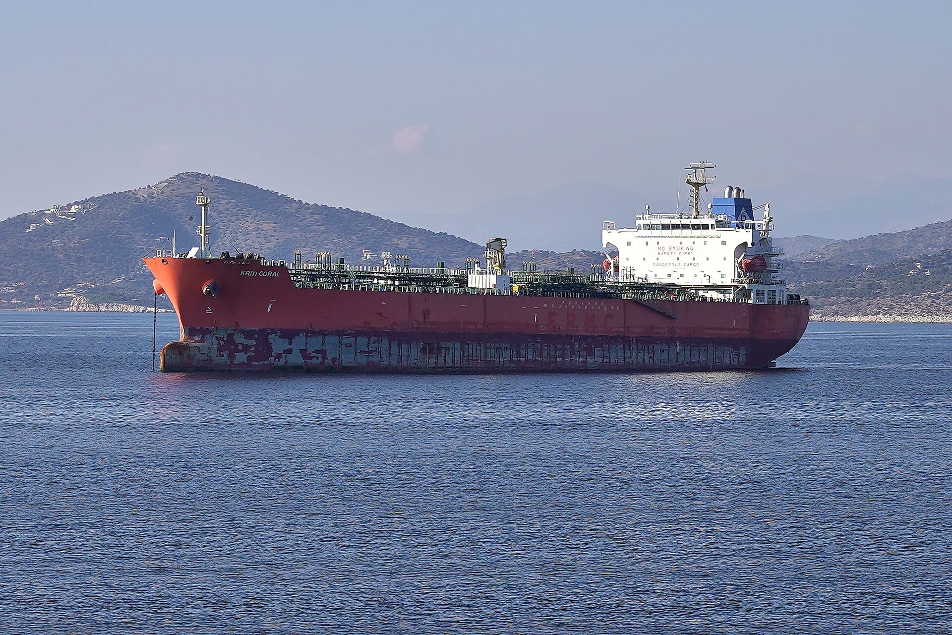 НАФТАТА СЕ ВРАТИ ПОД 100 ДОЛАРИ ЗА БАРЕЛ, златото достигна највисоко ниво за еден месец