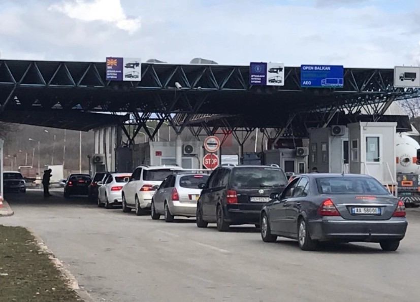 АЛБАНЦИТЕ ЈА „ПРЕПЛАВИЈА“ СТРУГА: Поради поевтино гориво и храна, раст на патници на Ќафасан за 11 проценти