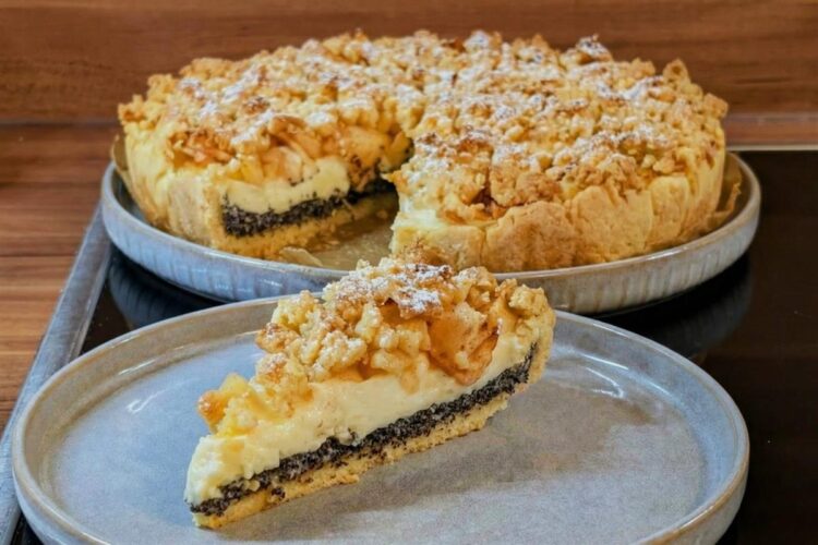 РЕЦЕПТ НА ДЕНOТ: Колач со мак, крем од ванила и јаболка