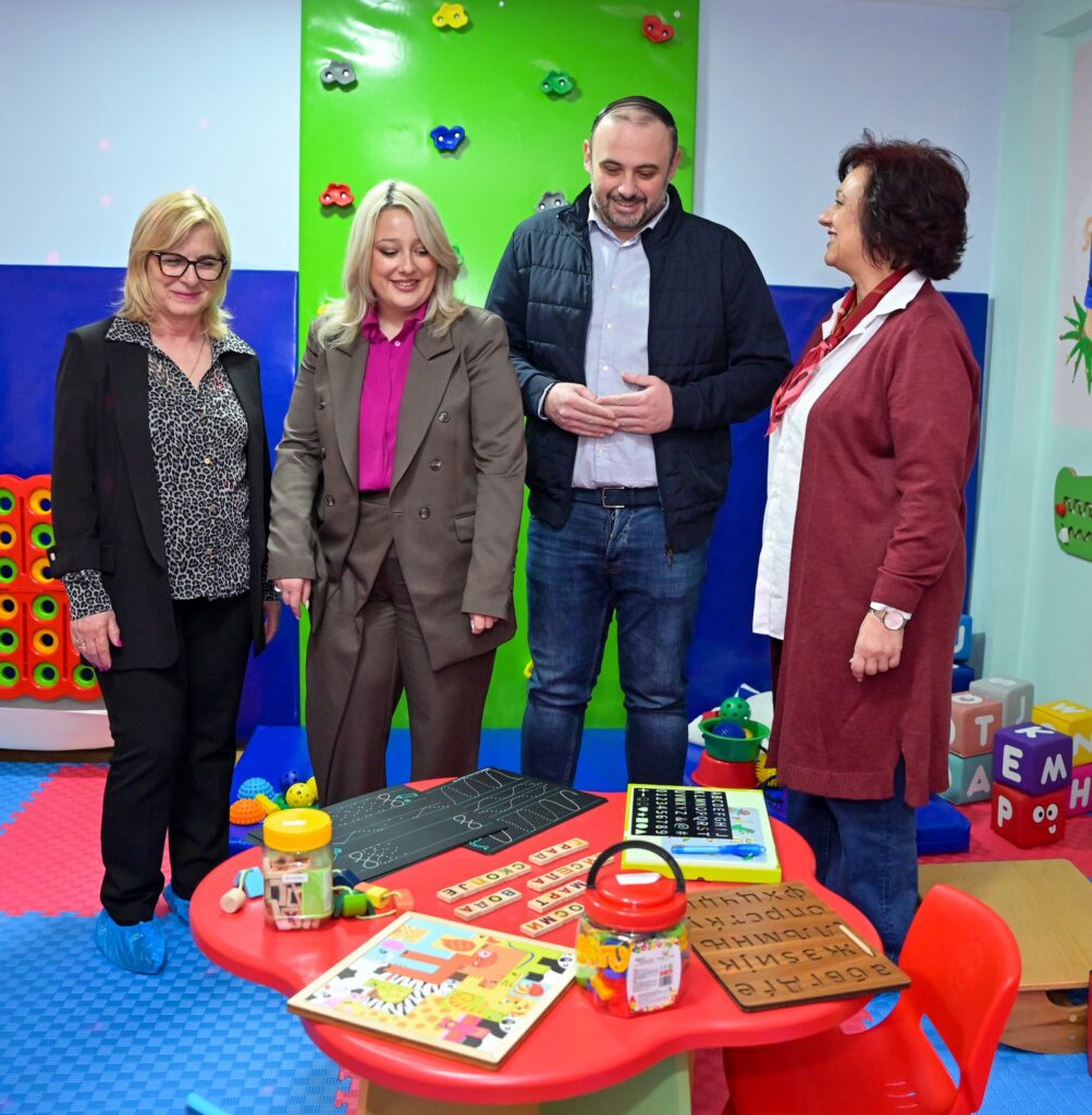 Ѓорѓиевски и сопругата донираа реквизити за сензорна соба во градинката „8 Март“