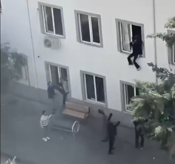 Четворица загинати и 20 повредени во нова пукотница во училиште во Турција