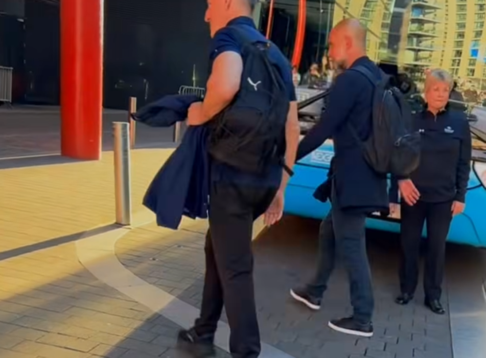 Комедија во Англија: Навивачите на Арсенал го молеа Пеп да им ја пушти титулата (ВИДЕО)