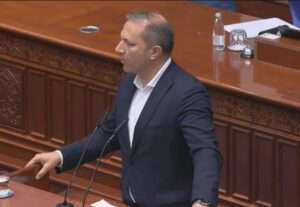 (ВИДЕО) Спасовски до Трипуновски: Дали 1.500 вработени во земјоделство ги оставивте без здравствено осигурување?