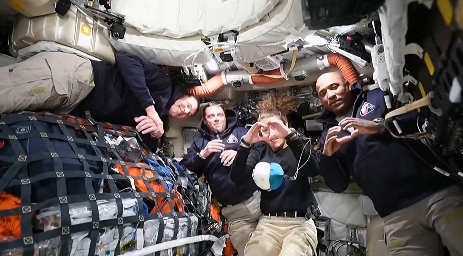 Во живо од вселената: Астронаути првпат по повеќе од 50 години ја напуштија орбитата на Земјата, се упатија кон Месечината