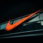 Акциите на „Nike“ паѓаат по мрачните прогнози