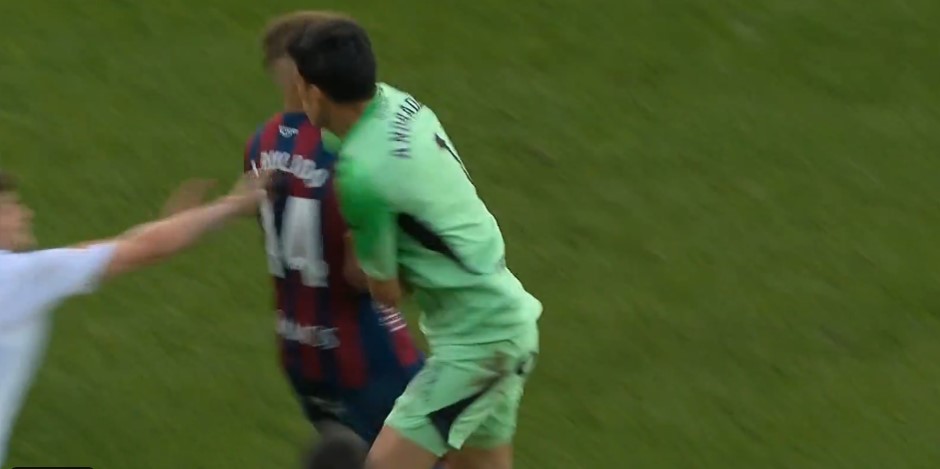 Голманот кој нокаутираше фудбалер имал објаснување за глупоста која ја направи (ВИДЕО)