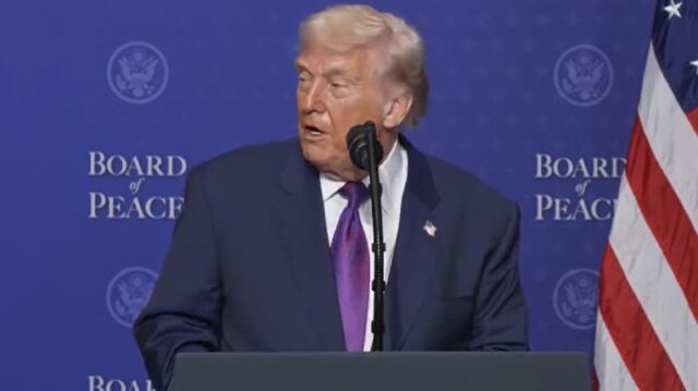 Трамп сака Џенерал Моторс и Форд да започнат со производство на оружје