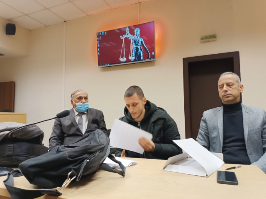 Во судница беа пуштени видеа на кои се гледа како Стојанче ја тепа Ивана