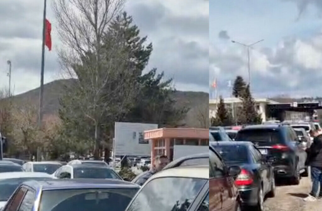 И денес колони на Кафасан со бензин туристи од Албанија