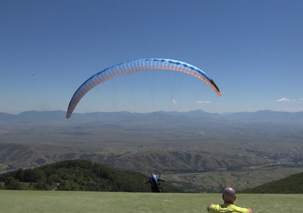 (Видео) Параглајдерист за малку ќе удреше во мајка и дете на шеталиште во Охрид