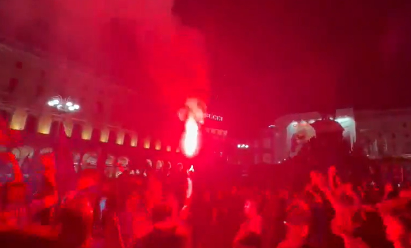 Илјадници навивачи во Милано го слават трофејот на Интер (ВИДЕО)