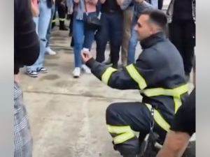 Среде свеченост во Скопје: Пожарникар клекна на колено и доби „да“ пред сите (Видео)
