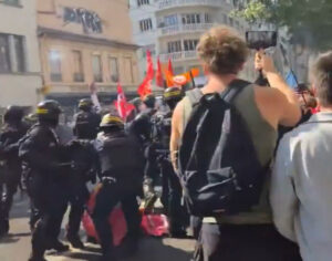(ВИДЕО) „Улични војни“ во светските градови: Протестите ескалираа, полицијата употреби сила