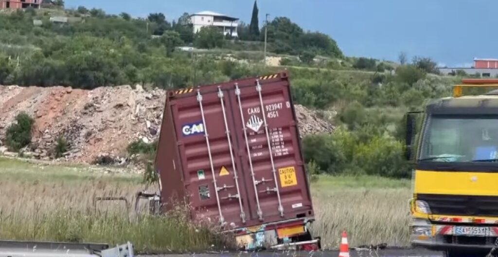 Обвинителството предложи притвор за возачот на камионот поради тешката сообраќајка на скопска обиколница