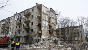 Неколку згради се оштетени во руски напад на Киев