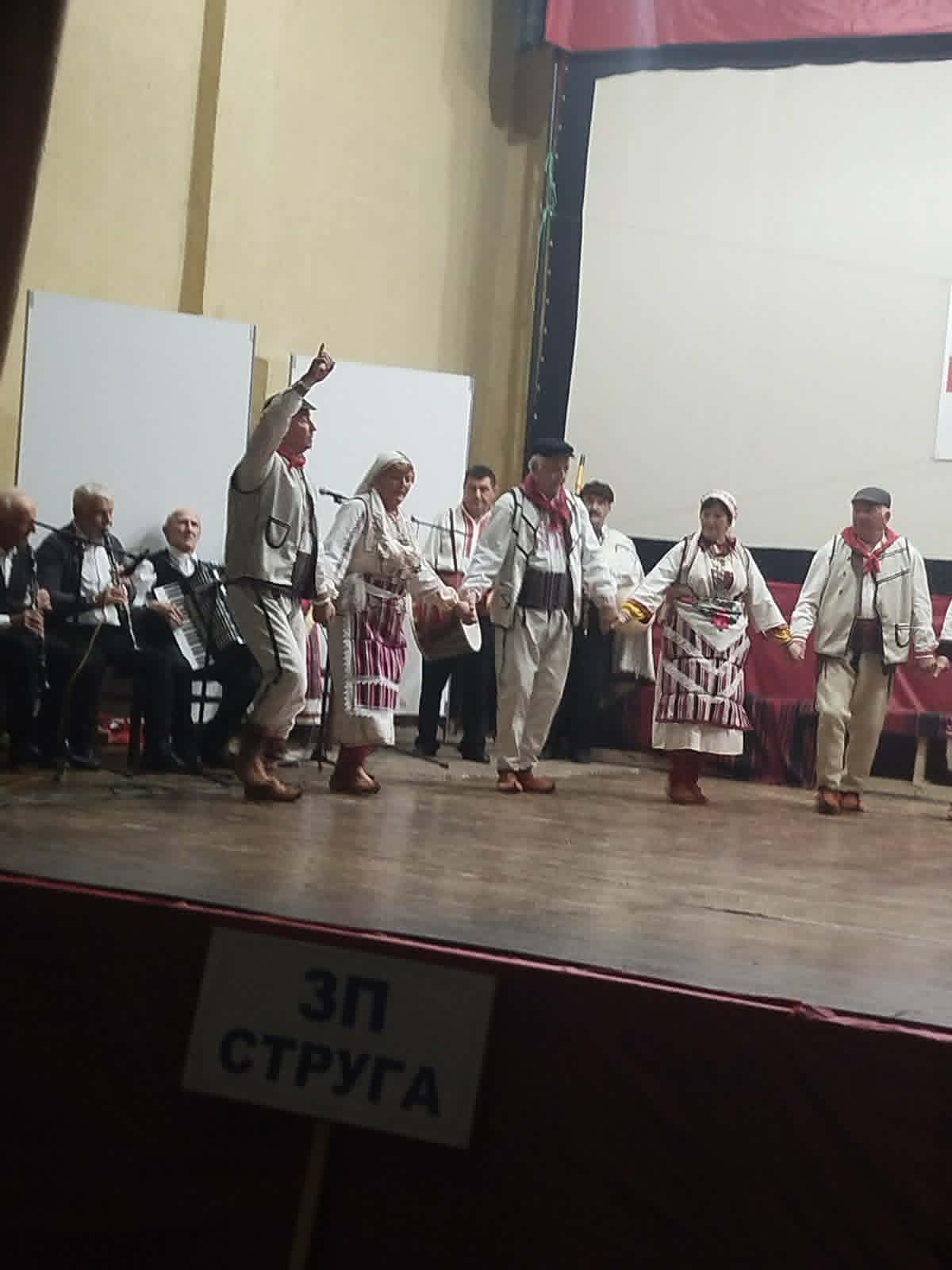 (ФОТО) Охридските пензионери блескаа на сцената на 24-та Ревија за музика, песна и игра „Вевчани 2026 година“