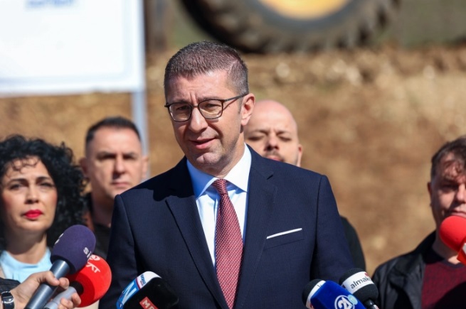 Мицкоски најавува предвремени избори откако со месеци демантираше