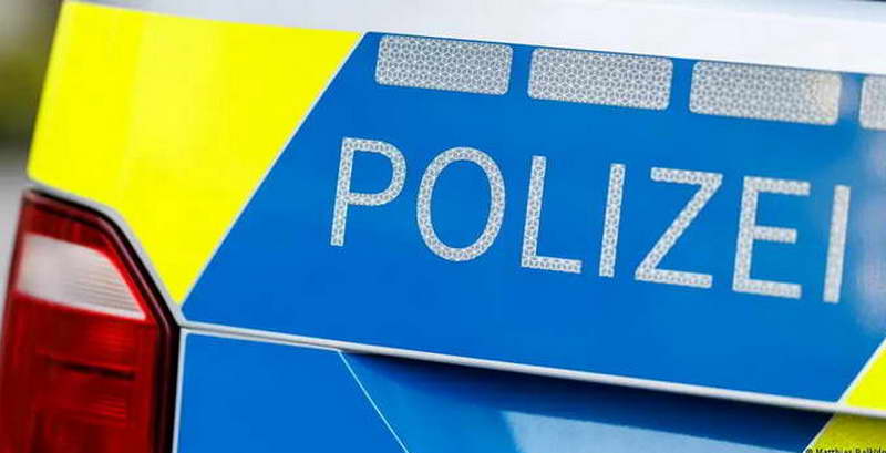 Германското обвинителство во средата спроведе координирана акција во 12 сојузни покраини, насочена против 36 млади лица осомничени за десничарски екстремизам и подготвеност за насилство. Според информациите од Сојузното обвинителство со седиште во Карлсруе, станува збор за лица кои се сметаат за клучни членови на групите „Млади и силни“ („Jung & Stark”), „Германска младина напред“ („Deutsche Jugend voran”) и „Нов германски бран“ („Neue Deutsche Welle”).  Според истрагата, преку социјалните мрежи и на состаноците на овие групи се повикувало на извршување насилни дела насочени кон политички противници, како и против лица кои тие ги сметале за педофили.  Осомничени за напади врз политички противници Дел од осомничените се товарат дека извршиле физички напади врз лица од левичарската сцена, како и врз луѓе кои ги сметале за педофили. Според обвинителството, жртвите биле нападнати од повеќе напаѓачи и претрпеле телесни повреди.  Во фокусот на истрагата се 36 лица, кои се сомничат за членство во криминална организација. Меѓу нив, како што се наведува,  има и малолетници и помлади полнолетни лица.  Овие групи делуваат на целата територија на Германија  и, според властите, постојат од средината на 2024 година. Тие се организирани во регионални структури во повеќе покраини. Најголемиот број од осомничените се сомничат дека имале лидерски улоги во групите, додека против осум лица дополнително се води истрага за тешки телесни повреди.  Реклама  Над 600 полицајци во акција Во рамките на акцијата, која опфати 12 сојузни покраини, не се извршени апсења. Според надлежните, целта на претресите била да се соберат докази и да се разјаснат постојните сомневања.  Во операцијата учествувале повеќе од 600 припадници на полицијата, кои извршиле претреси на околу 50 објекти во сојузните покраини Баварија, Берлин, Бранденбург, Хесен, Мекленбург-Предна Померанија, Долна Саксонија, Северна Рајна-Вестфалија, Рајнланд-Пфалц, Сар, Саксонија, Саксонија-Анхалт и Шлезвиг-Холштајн. Единствено претреси не биле спроведени во Баден-Виртемберг, Бремен, Хамбург и Тирингија.  Сојузната министерка за правда, Штефани Хубиг (СПД), изјави дека  милитантните десничарски екстремистички групи добиваат сѐ поголема поддршка, при што особено  загрижува фактот што меѓу нив има и многу млади луѓе.  „Нивните активности се насочени против сите кои тие, според нивниот екстремистички светоглед, ги сметаат за непријатели – а во исто време и против нашата демократија”, истакна Хубиг, додавајќи дека десничарскиот екстремизам претставува најголема внатрешна закана за Германија.  Минатата година во мај, властите веќе разбија друга група – „Letzte Verteidigungswelle” („Последен одбранбен бран”), која исто така била составена од млади десничарски екстремисти. Таа група се сомничи дека подготвувала потенцијално смртоносни напади врз лица од левичарската сцена и врз бегалци, а дел од нападите веќе биле планирани.  На почетокот на овој месец, пред Високиот покраински суд во Хамбург започна судскиот процес против осум осомничени членови и поддржувачи на оваа група.