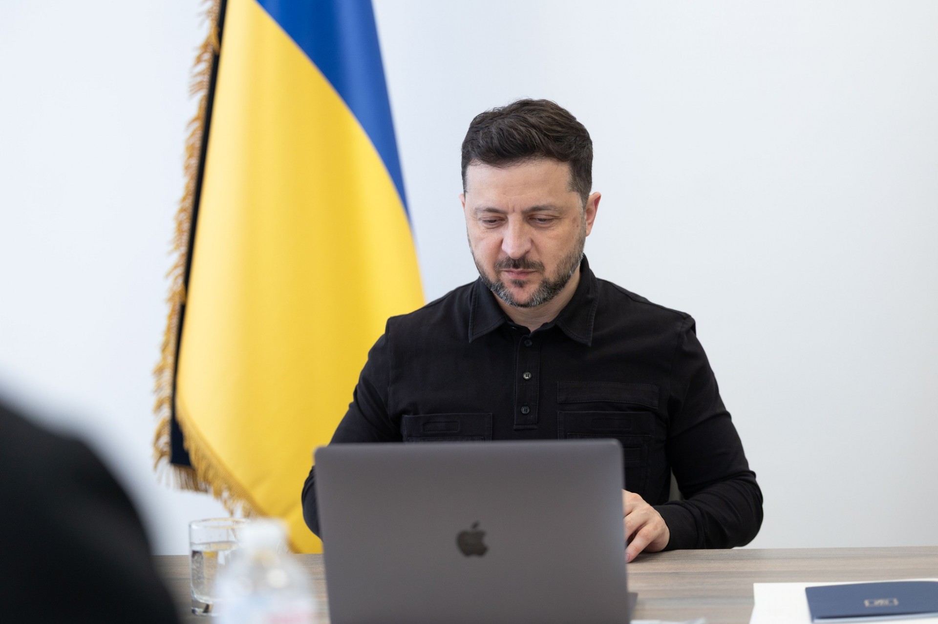 На Зеленски не му се допаѓа предлогот на Мерц, бара Украина да има право на глас во ЕУ
