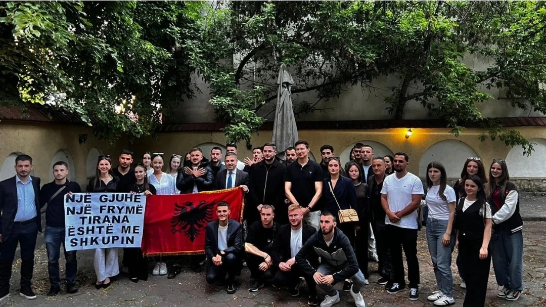 Албански студенти од Тирана патуваа во Република Македонија за да го поддржат вчерашниот протест во Скопје