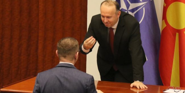 МАКЕДОНИЈА ОДИ ВО ПОГРЕШНА НАСОКА, ВЛАДАТА ГО ВЛАДЕЕ СОБРАНИЕТО, А ПРАТЕНИЦИТЕ ЗАСТАПУВААТ САМО ЛИЧНИ ИНТЕРЕСИ, ВЕЛИ НОВО ИСТРАЖУВАЊЕ НА ЈАВНОТО МИСЛЕЊЕ