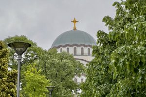 Од стадиони до цркви: како се радикализираат младите во Србија