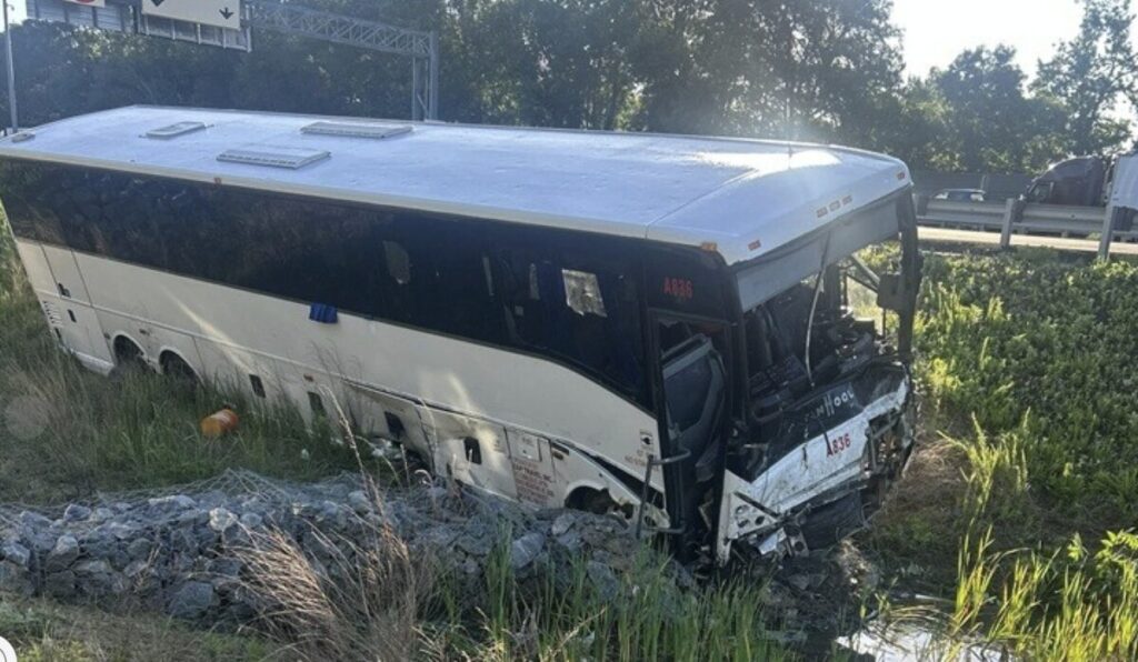 Автобус удри во неколку возила во Вирџинија, загинаа пет лица, 34 повредени